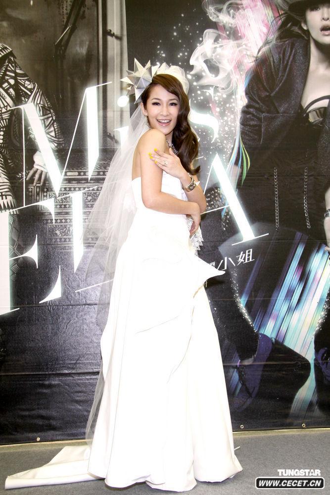 蕭亞軒穿婚紗續約