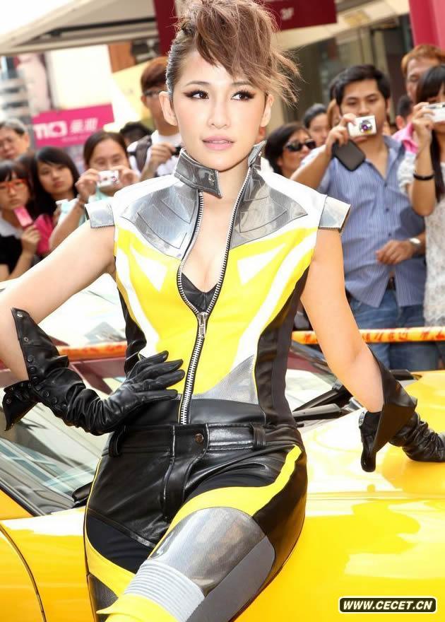 蕭亞軒化身賽車(chē)王