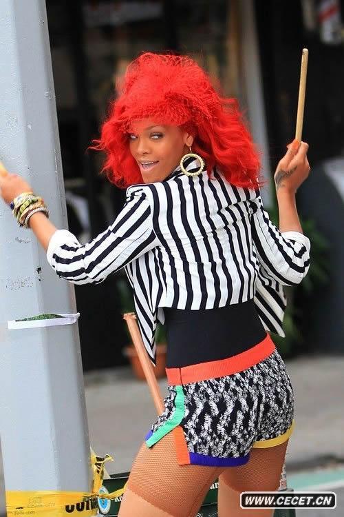 蕾哈娜紅發(fā)熱褲惹眼