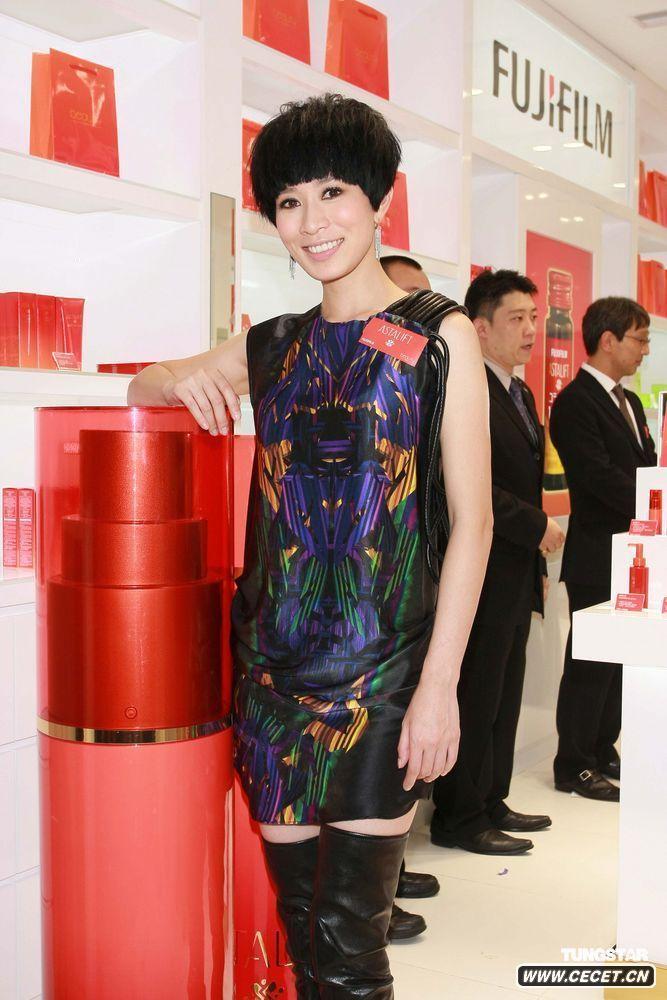 佘詩(shī)曼短發(fā)造型亮相