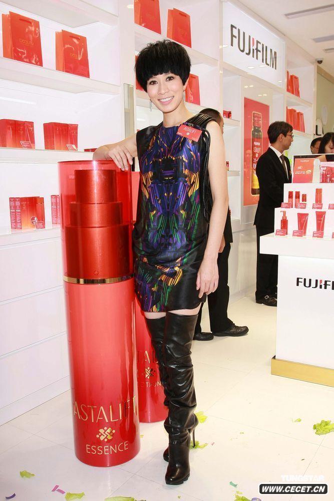 佘詩(shī)曼短發(fā)造型亮相