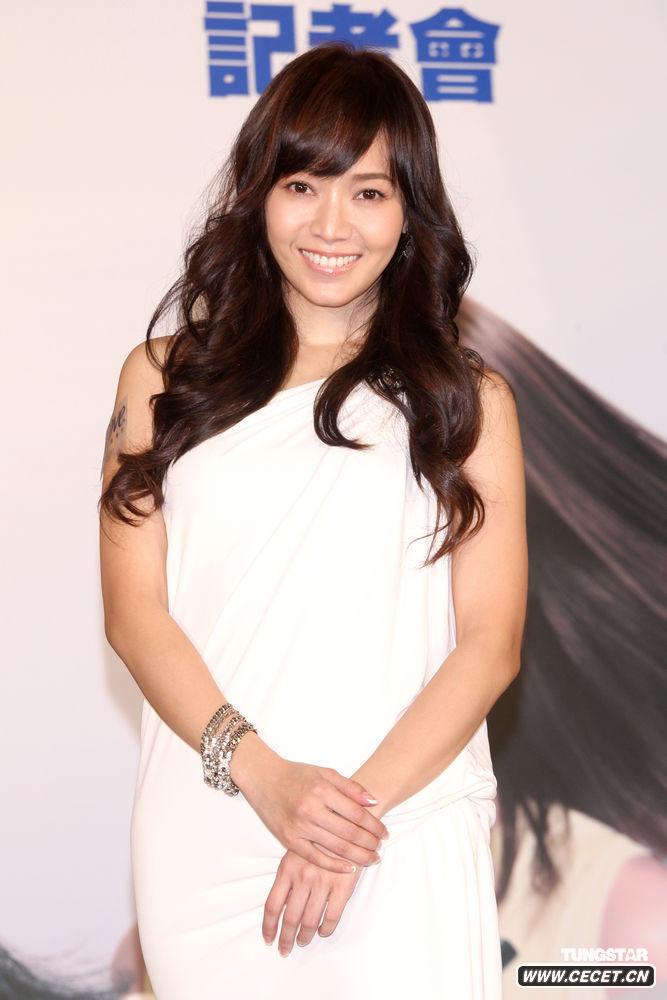 待嫁新娘侯佩岑現身