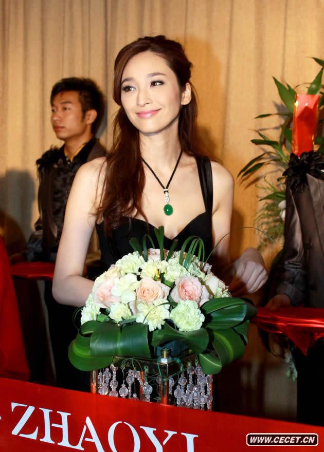 吳佩慈亮相秀性感