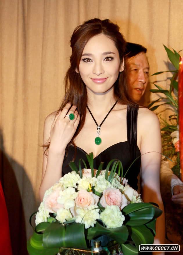 吳佩慈亮相秀性感