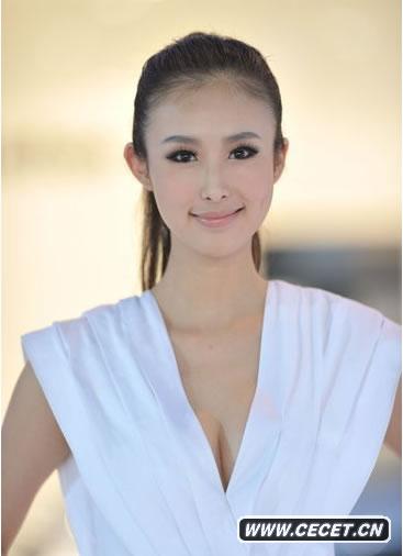 獸獸白裙秀玉腿展身段