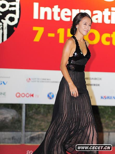 全度妍低胸禮裙秀身材