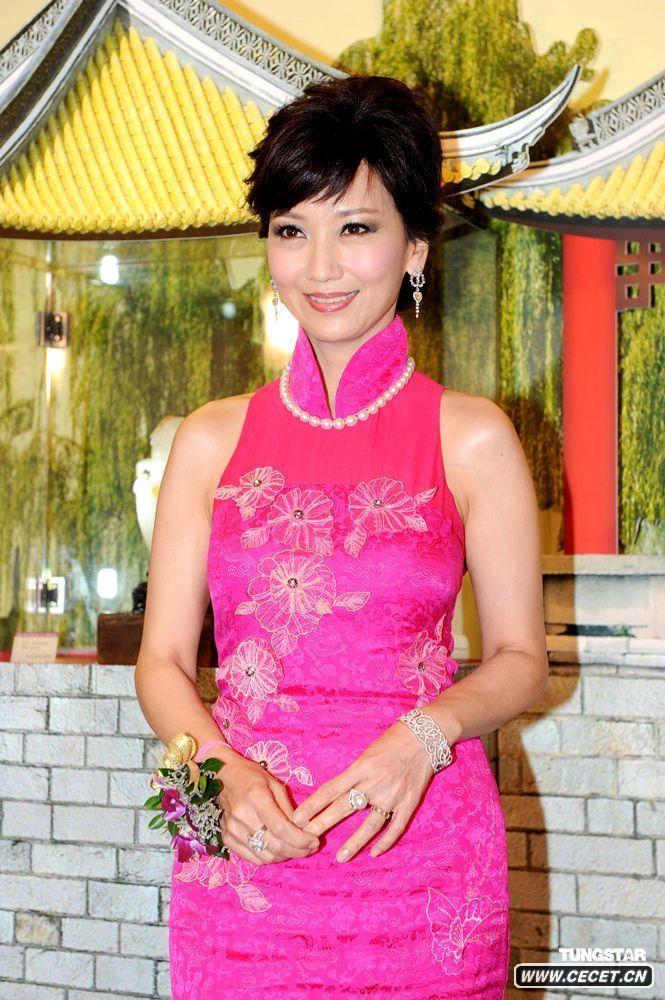 趙雅芝粉紅旗袍雍容華貴