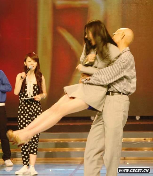 鞏新亮性感裝束亮相 羅家英“上下其手”