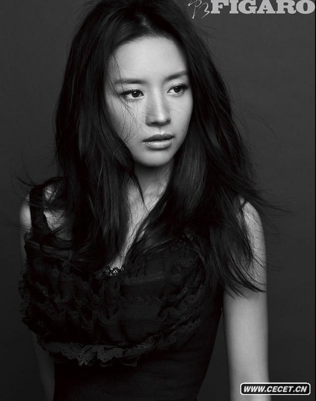 董潔黑白照顯高貴氣質(zhì)
