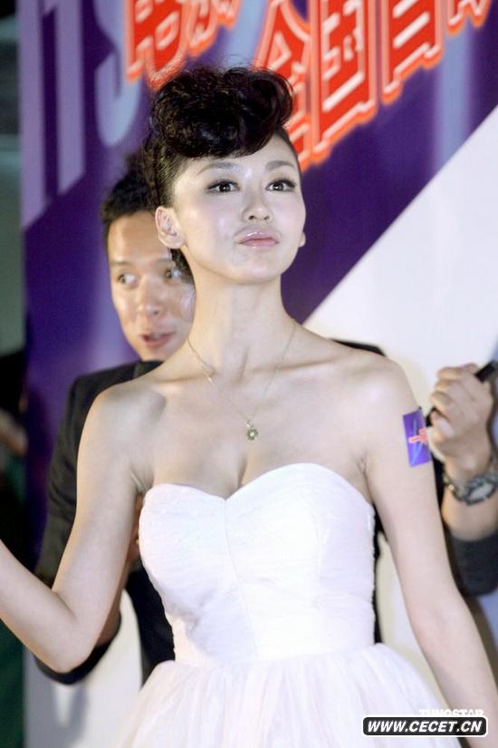 鞏新亮低胸性感亮相