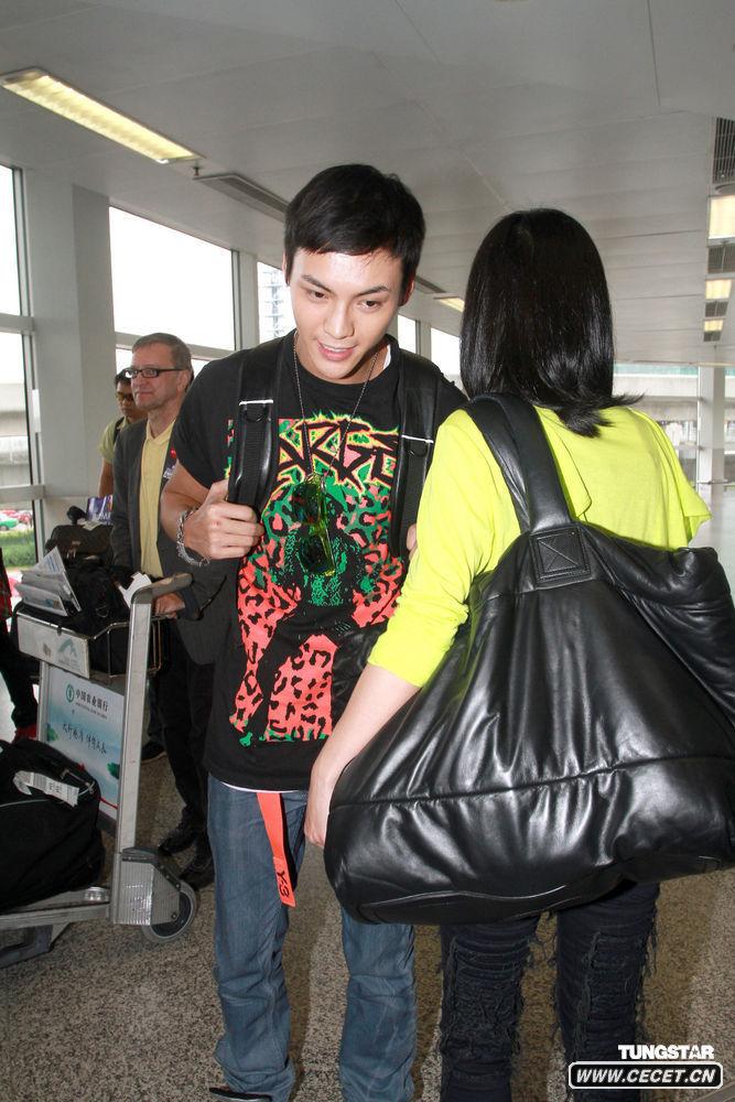 阿Sa陳偉霆親密返港