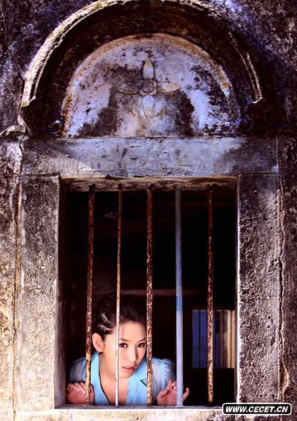 徐黛妮身著(zhù)藍色半透明布衫