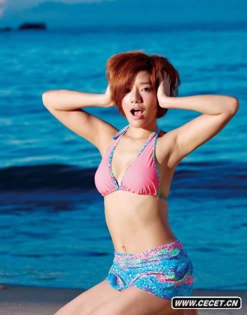 江映蓉比基尼上陣拍照