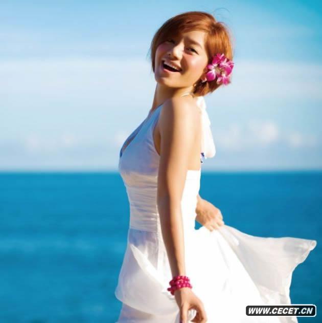 江映蓉比基尼上陣拍照