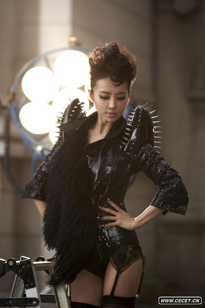 蔡依林露性感長(cháng)腿拍MV