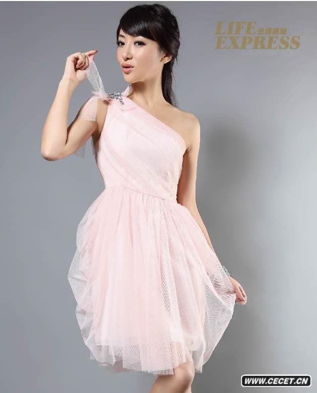 陳紫函皮裝酷帥有型