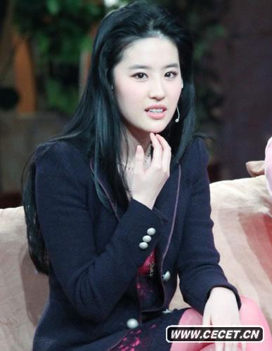 劉亦菲穿著(zhù)粉襪大秀美腿