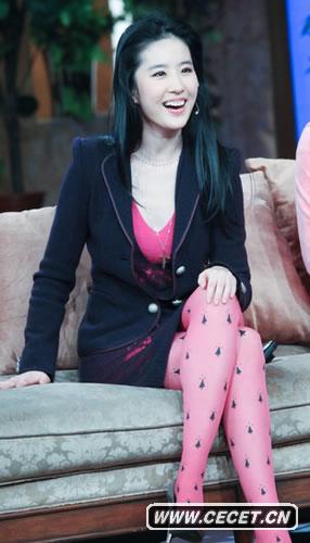 劉亦菲穿著(zhù)粉襪大秀美腿