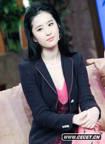 劉亦菲穿著(zhù)粉襪大秀美腿