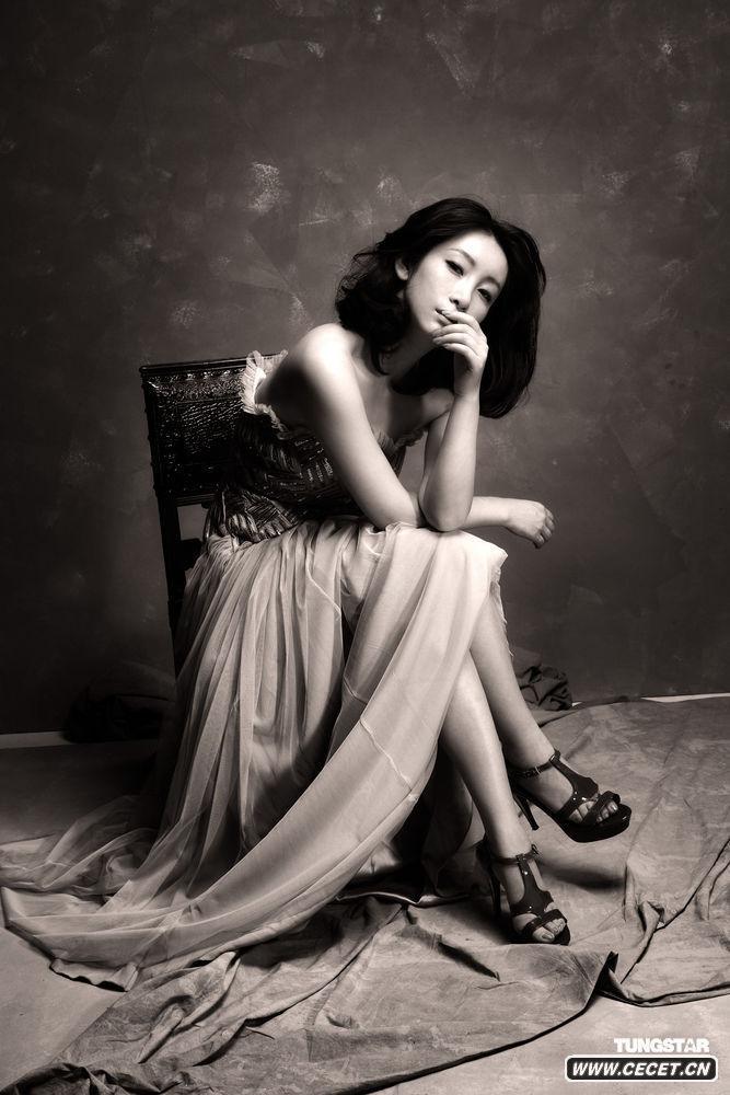 秦海璐拍攝黑白大片