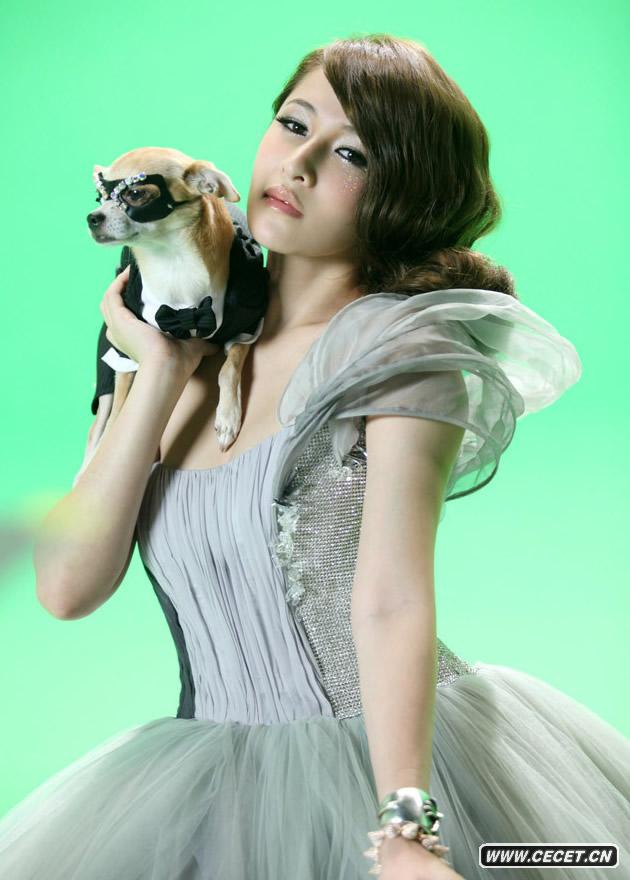 蕭亞軒穿訂制婚紗拍MV