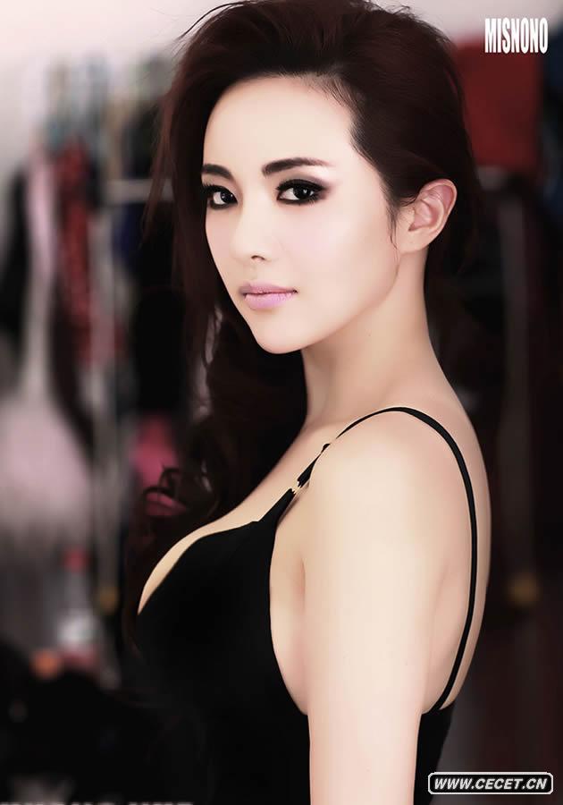 孟茜酥胸半露盡顯性感