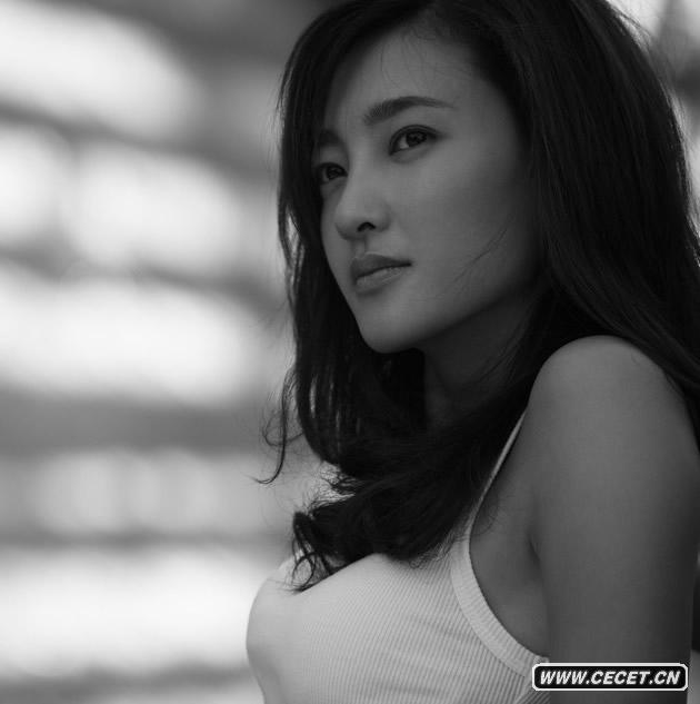 王麗坤演繹黑白誘惑