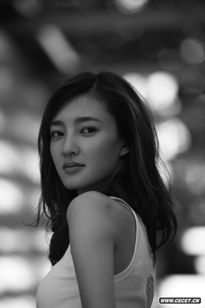 王麗坤演繹黑白誘惑