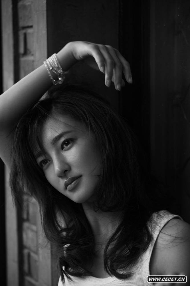 王麗坤演繹黑白誘惑