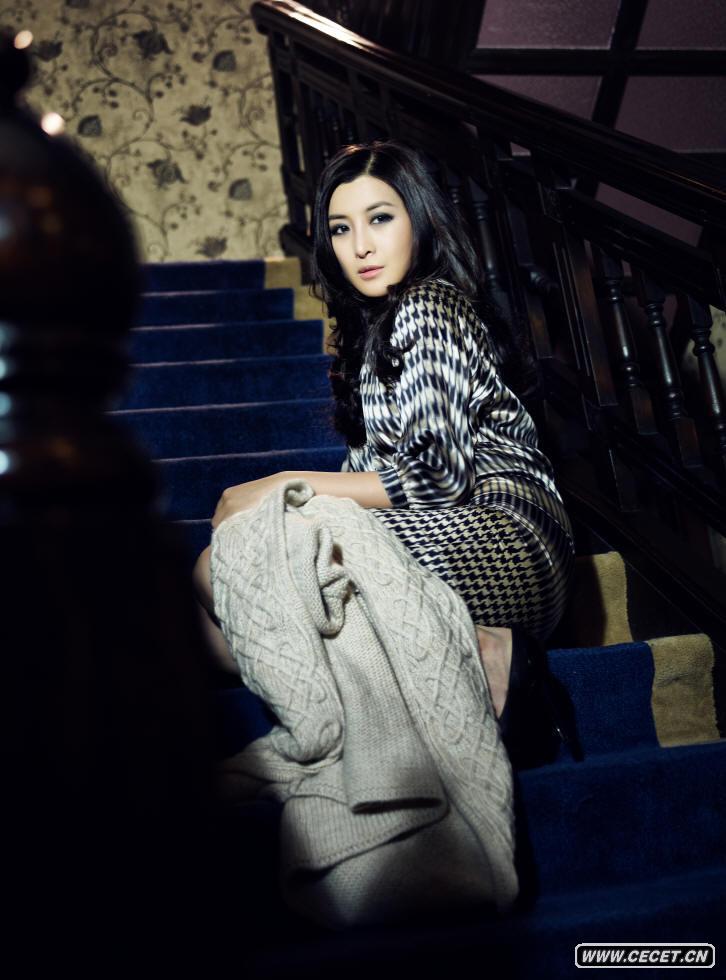 王雅捷寫(xiě)真顯名媛氣質(zhì)