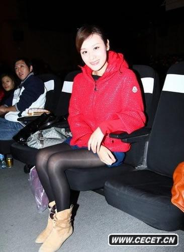 葉一茜穿黑絲大秀美腿