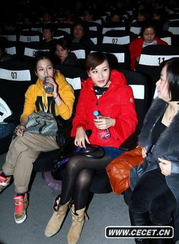 葉一茜穿黑絲大秀美腿