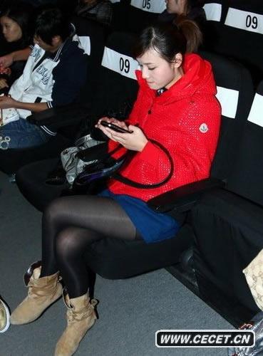 葉一茜穿黑絲大秀美腿