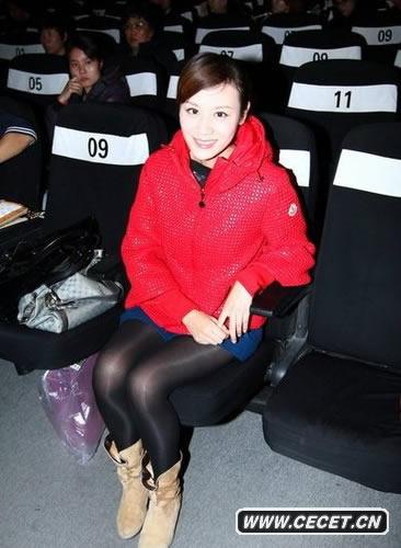 葉一茜穿黑絲大秀美腿