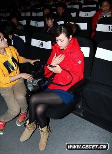 葉一茜穿黑絲大秀美腿