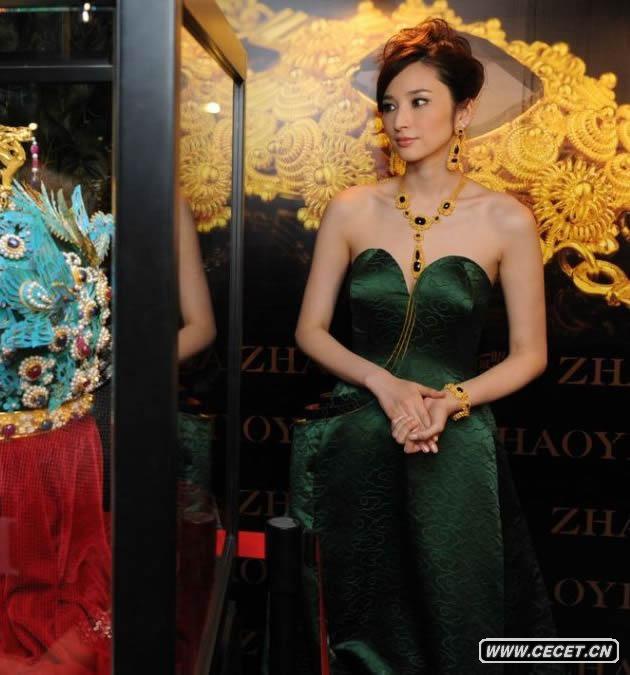 吳佩慈過(guò)億珠寶加身