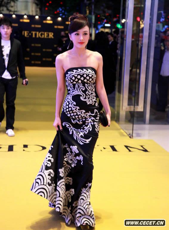 秦嵐出席活動(dòng)大秀烈焰紅唇