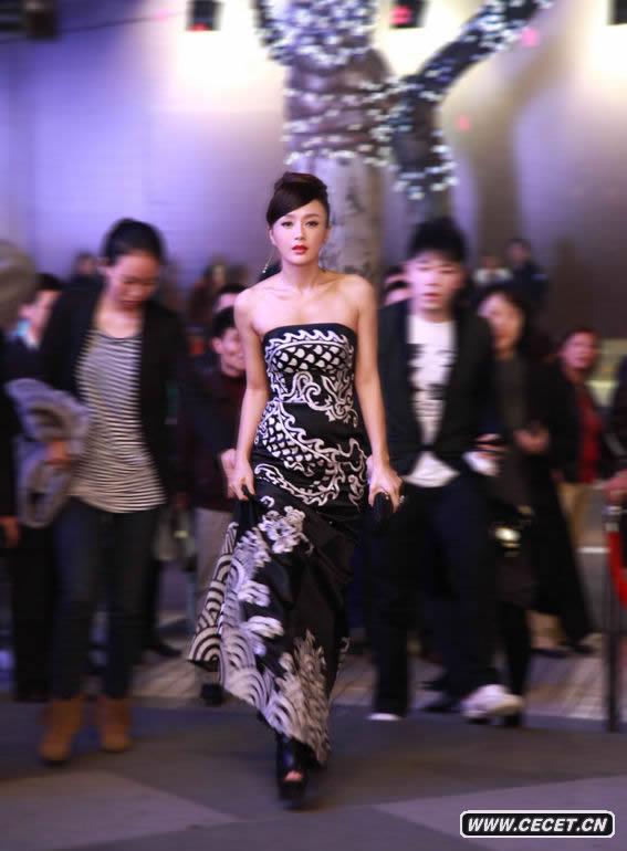 秦嵐出席活動(dòng)大秀烈焰紅唇