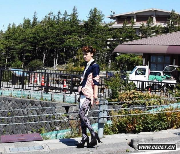 尚雯婕波點(diǎn)褲襪大膽出位