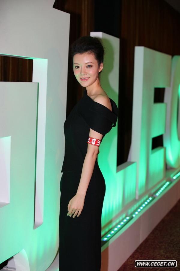 車(chē)曉亮相特色禮服韻味十足