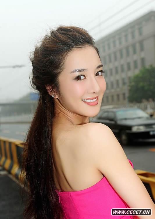 李依曉最新時(shí)尚街拍