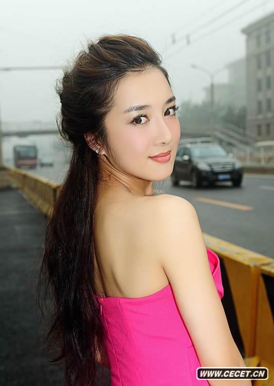 李依曉最新時(shí)尚街拍