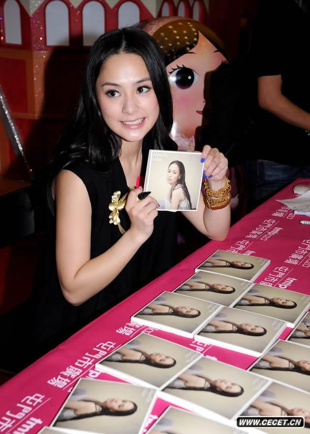 阿嬌《MOVE ON》舉行簽唱會(huì )