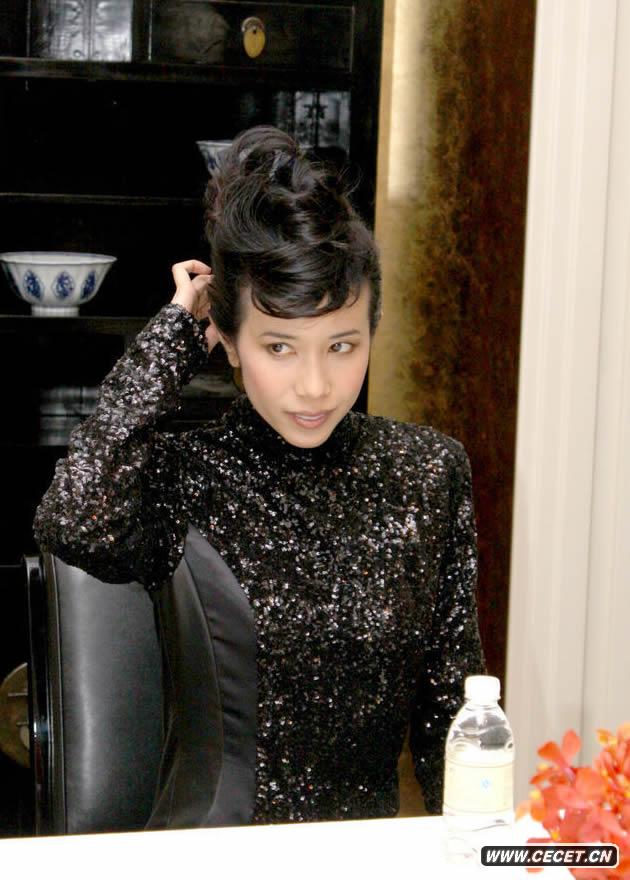 莫文蔚黑衣亮相做慈善