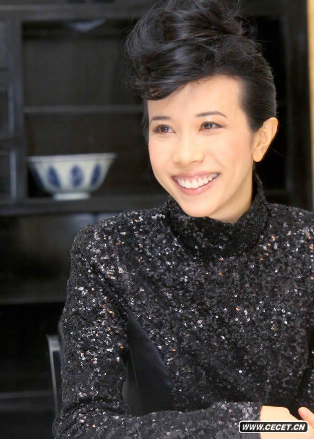 莫文蔚黑衣亮相做慈善