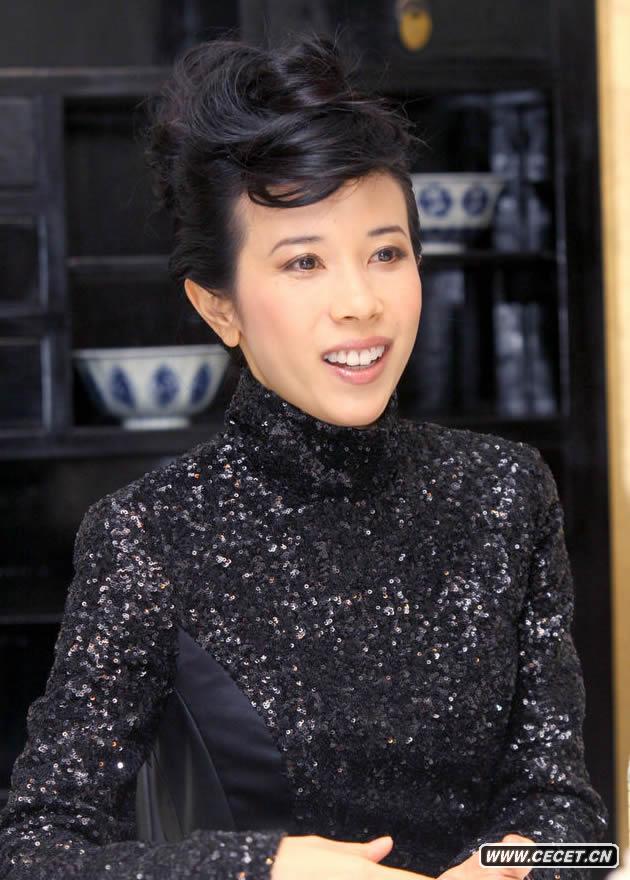 莫文蔚黑衣亮相做慈善