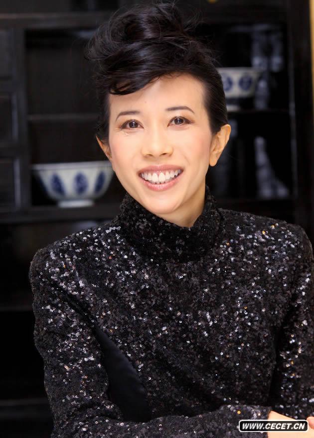 莫文蔚黑衣亮相做慈善