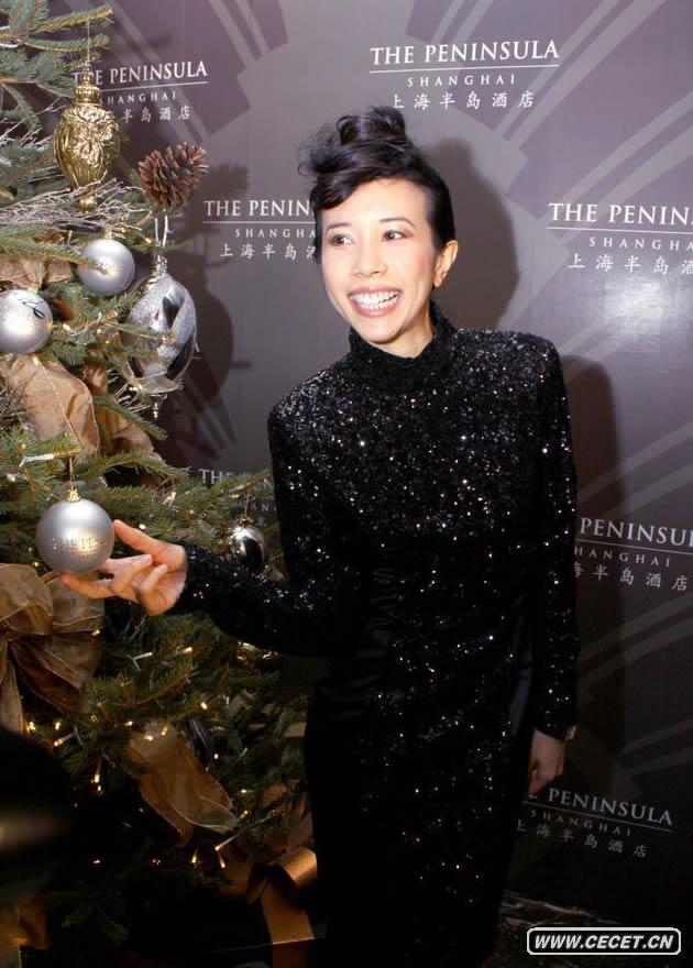 莫文蔚黑衣亮相做慈善