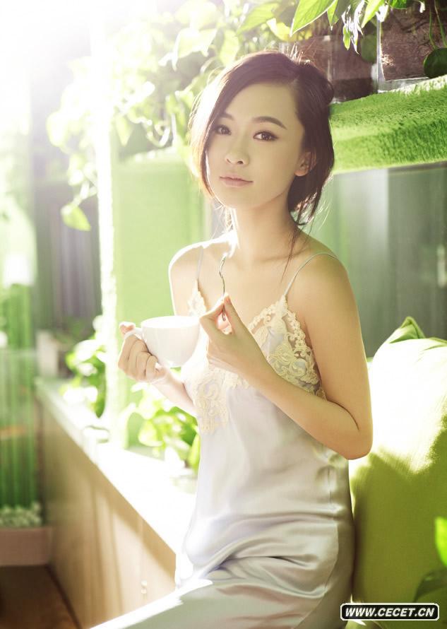 霍思燕美艷登封面