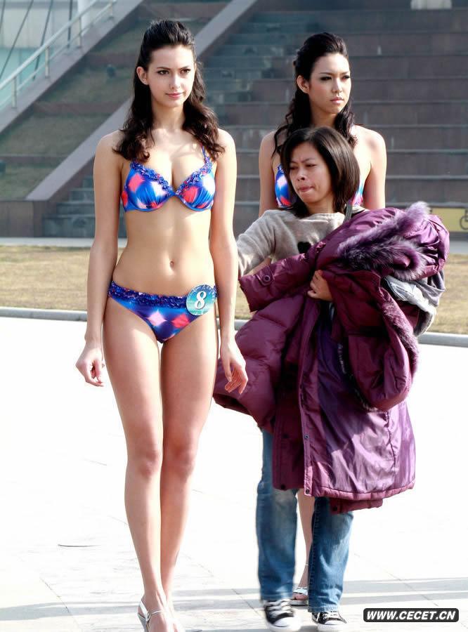 準亞姐著(zhù)泳衣美麗凍人